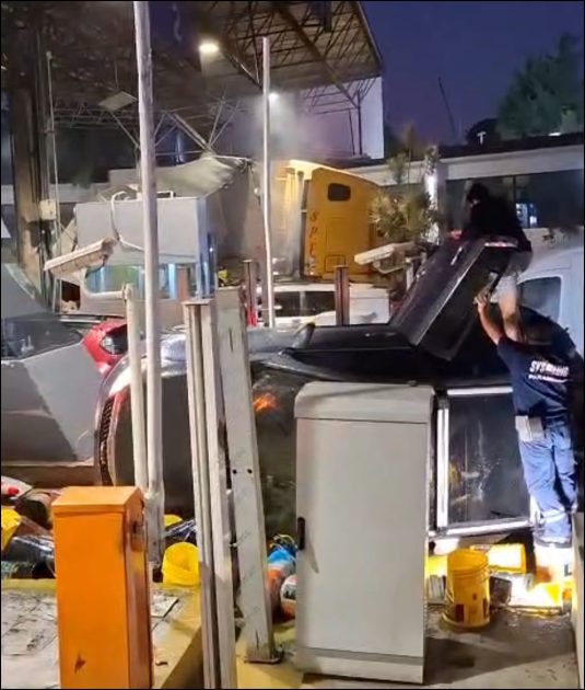Choque de tráiler en caseta de Zinapécuaro deja daños y cierre total de la vialidad