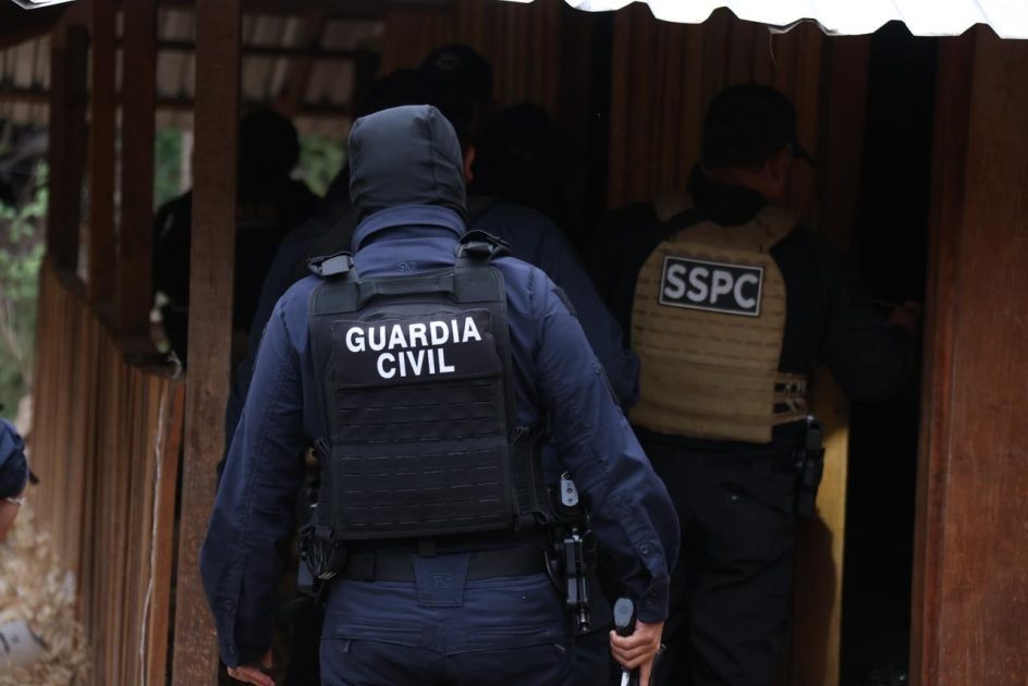 FGE ejecuta 2 cateos en San José de las Cidras; aseguran armas, droga y vehículos
