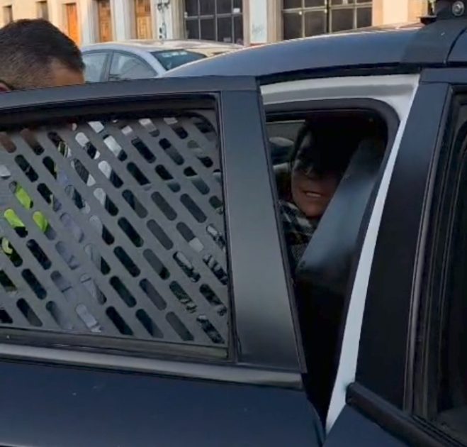 Timadora es sometida por beneficiarios de Bienestar y entregada a la policía