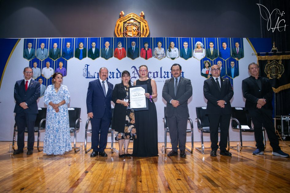 Defender la autonomía universitaria es un deber: Erik Avilés; Yarabi Ávila entrega reconocimiento legado Nicolaita