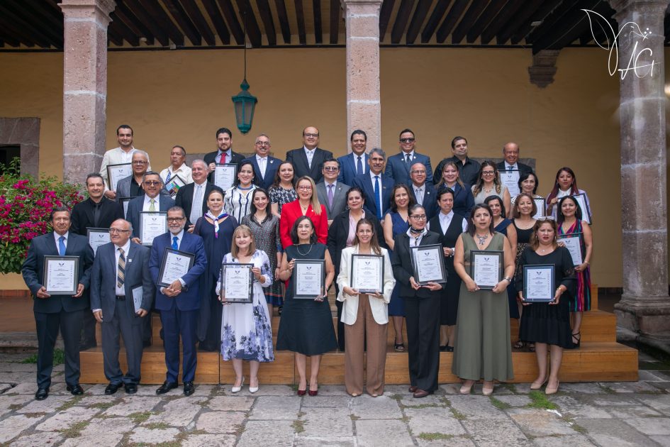 El nicolaita Jorge Álvarez recibió el reconocimiento al mérito a la excelencia educativa de la Red Juntos por Michoacán