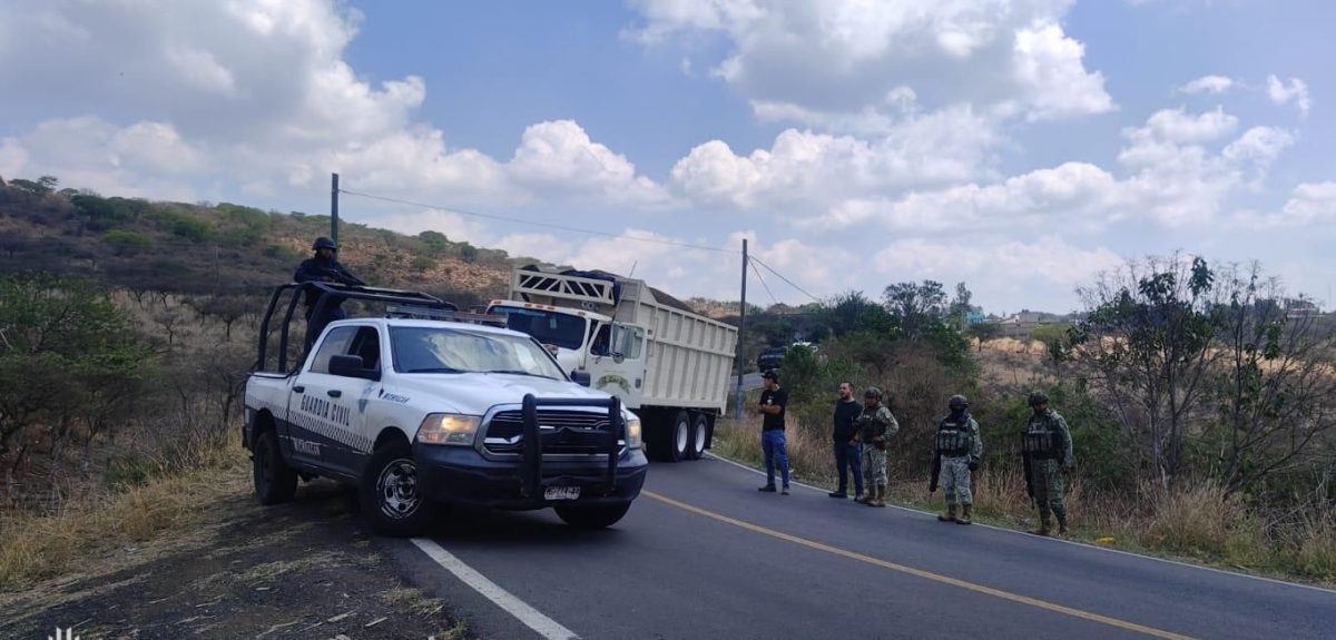 Restablece Guardia Civil libre tránsito tras bloqueo carretero en Cotija