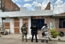 FGE ejecuta tres cateos en Morelia y detiene a tres narcos