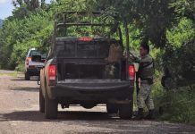 Rueda cráneo humano por la corriente de una tormenta, en Parácuaro