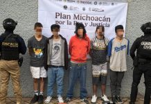 FGE revienta vivienda en Morelia, asegura droga y detiene a cinco personas