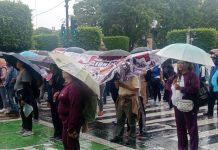 Bajo la lluvia, maestros de la CNTE arriban al Centro de Morelia