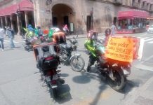 Repartidores por aplicación cierran Av. Madero, exigen justicia para Kevin