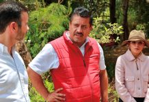 Yankel Benítez supervisa caminos rurales junto con la Saderm