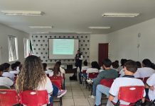 Acerca Carlos Torres Piña herramientas de ciberseguridad a estudiantes de la Preparatoria La Salle