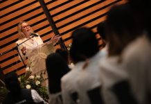 A conducirse con ética y vocación, convoca Yarabi Ávila a egresados del área de salud