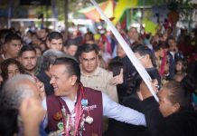 No necesito templetes llenos de funcionarios, voy al encuentro con el pueblo: Carlos Torres
