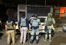 FGE ejecuta dos cateos en Tarímbaro; asegura 722 dosis de droga y detiene a tres personas