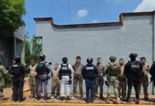Huyeron de Guanajuato y en Michoacán atrapan a 10 personas con droga, armas de fuego y explosivos