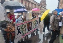 Familiares y amigos de Valeria se manifiestan en el Congreso del Estado