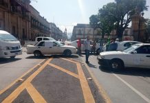 Colectivos y taxis de Arantepacua cierran la avenida Madero