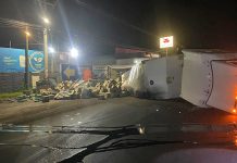 Volcadura de tráiler ocasiona tráfico lento en Tarímbaro